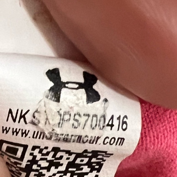 Women’s under armour short sleeve loose fit shirt. Tag is missing. - Picture 4 of 5